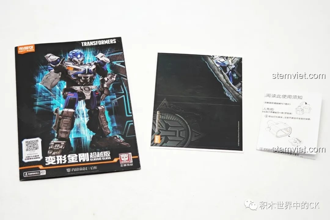 Sách hướng dẫn lắp ráp và poster đi kèm mô hình BLOKEES Transformers Beyond Edition Mirage, hỗ trợ quá trình lắp.