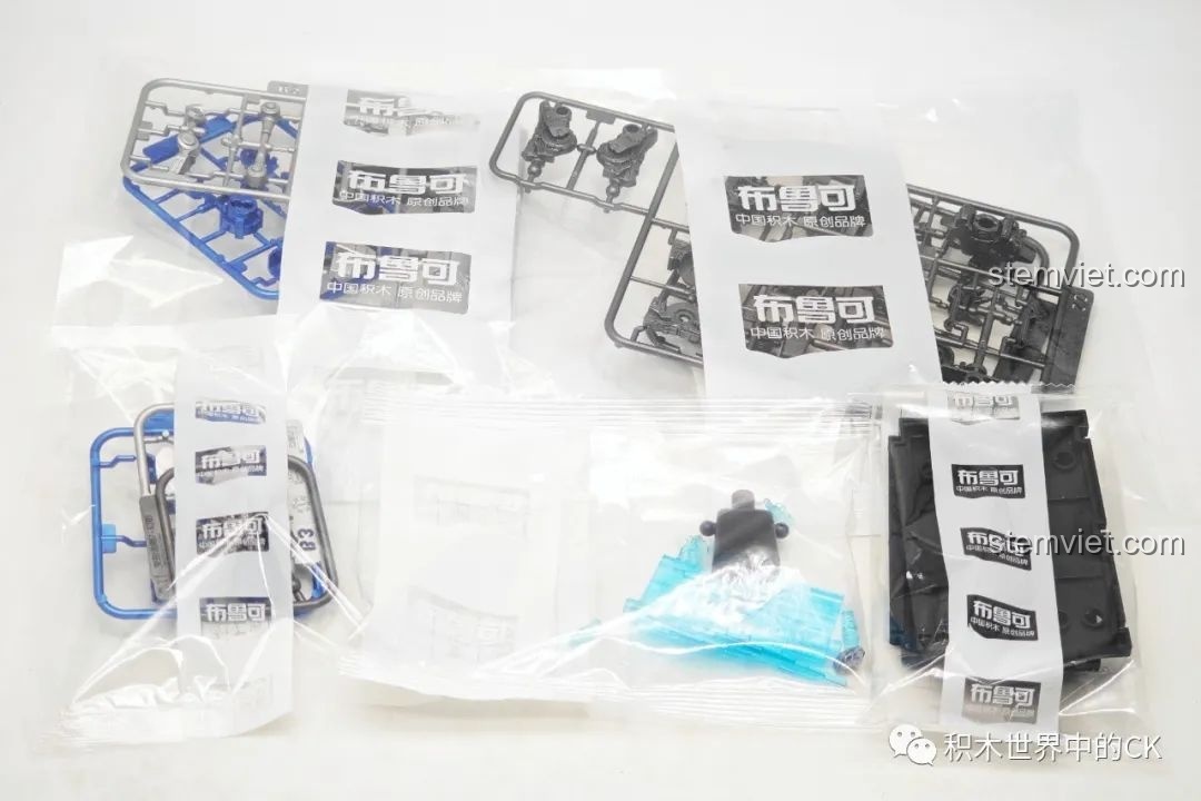 Các vỉ mảnh ghép của đồ chơi lắp ráp BLOKEES Transformers Beyond Edition Mirage được đóng gói riêng biệt.