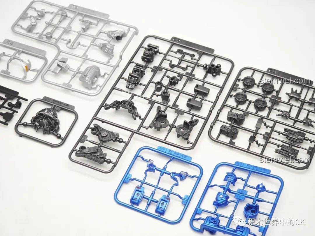 Cận cảnh các vỉ mảnh ghép nhựa ABS cao cấp của mô hình BLOKEES Transformers Beyond Edition Mirage, chi tiết sắc sảo.