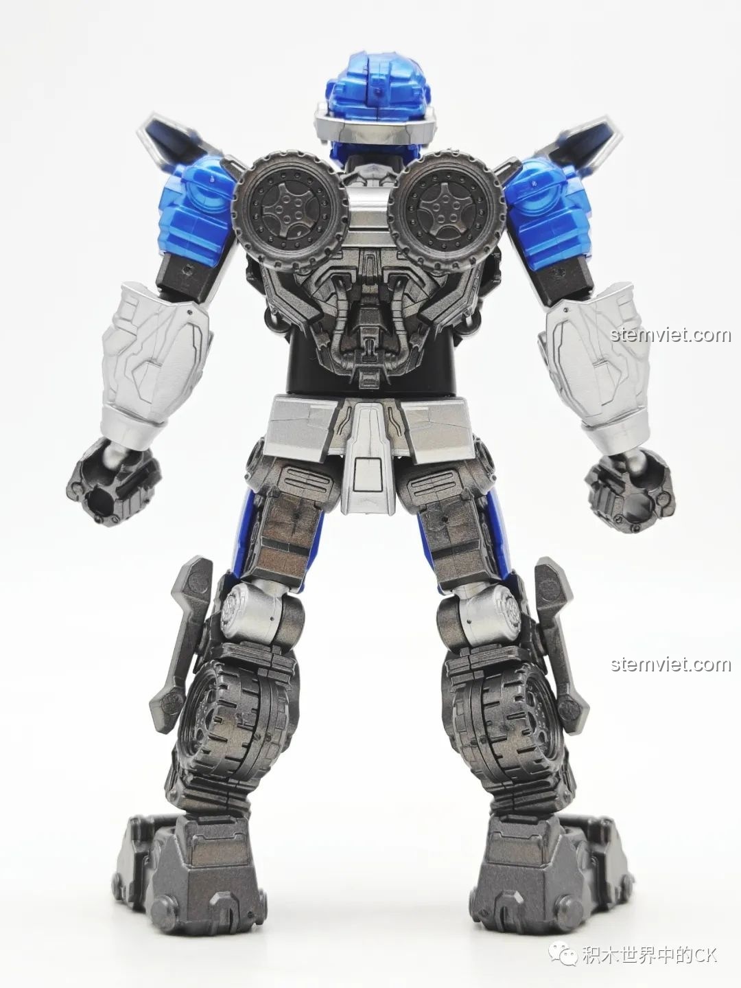 Mặt lưng của mô hình BLOKEES Transformers Beyond Edition Mirage, với các chi tiết cơ khí phức tạp, chân thực.