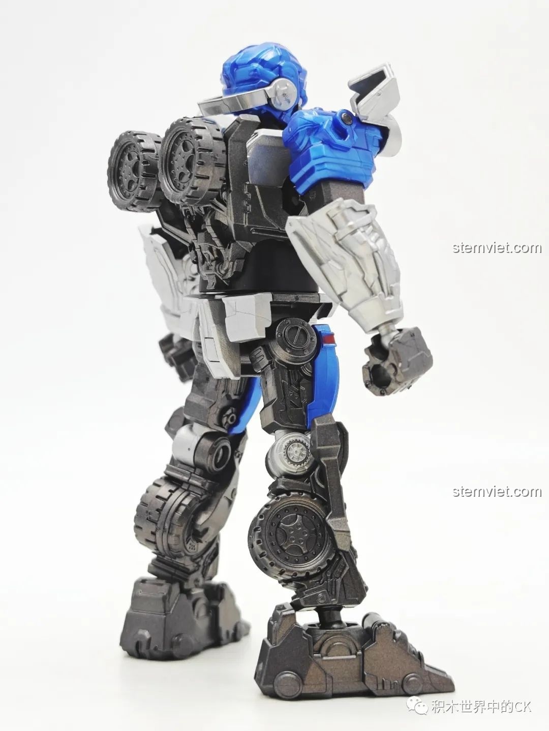 Góc nhìn từ phía sau của mô hình BLOKEES Transformers Beyond Edition Mirage, thể hiện sự liền mạch trong thiết kế.