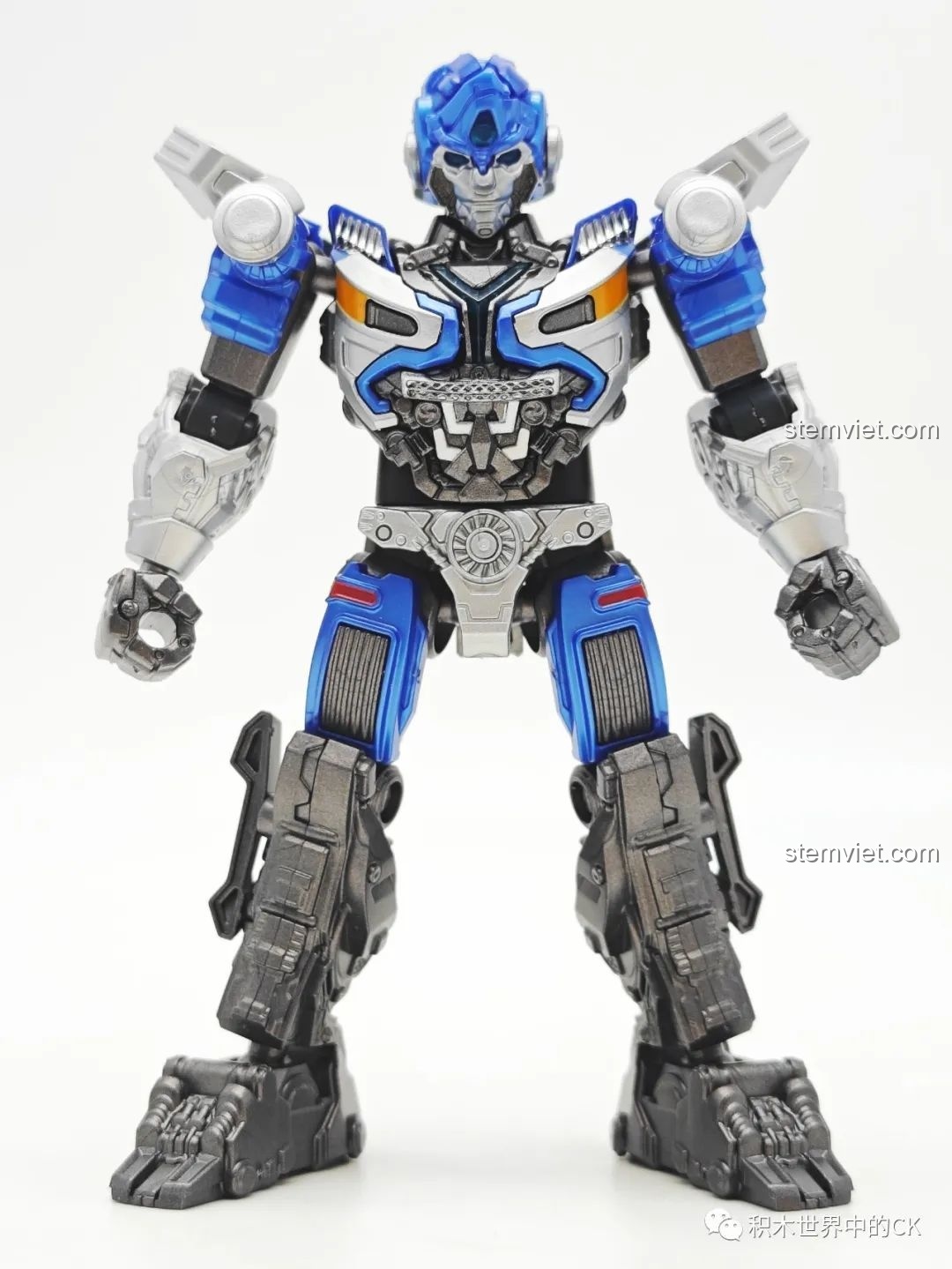 Mô hình BLOKEES Transformers Beyond Edition Mirage trên đế trưng bày với hiệu ứng năng lượng màu xanh, rất ấn tượng.