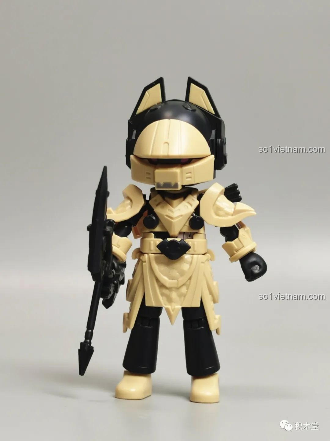 Dương Tiễn Chiến Đấu tạo dáng