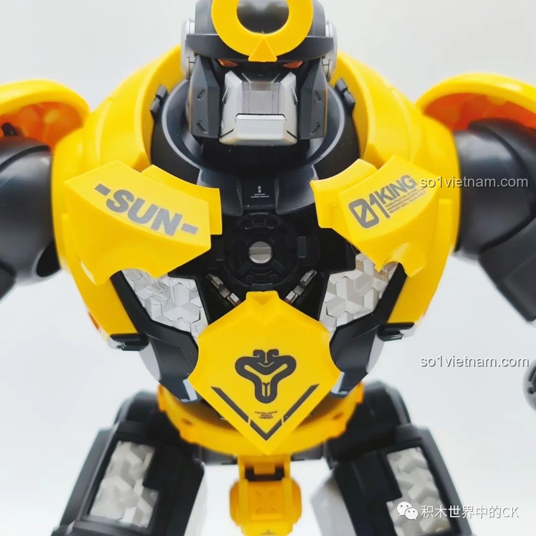 Cận cảnh chi tiết phần chân của BLOKS HERO 85010