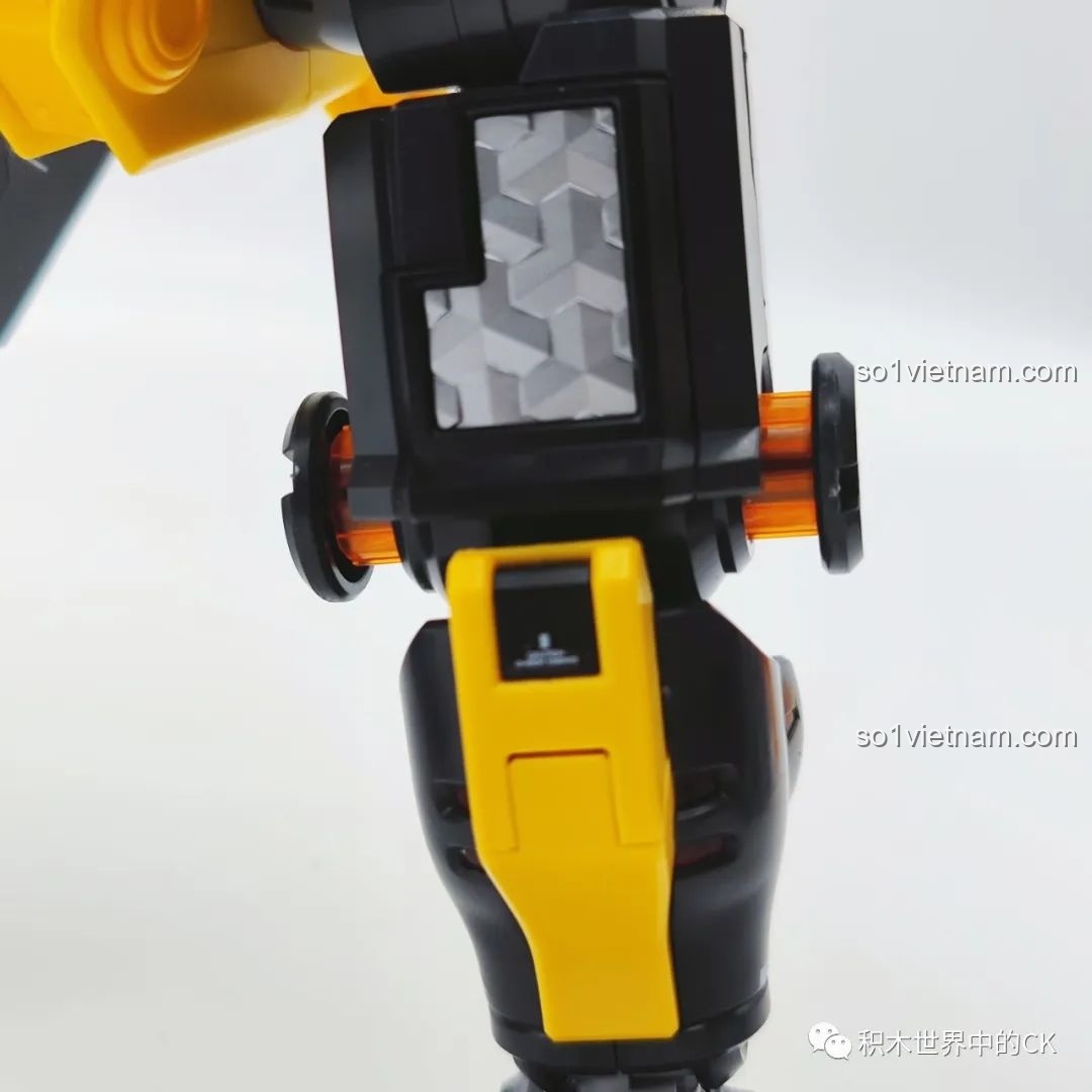 Cận cảnh chi tiết phần lưng của BLOKS HERO 85010