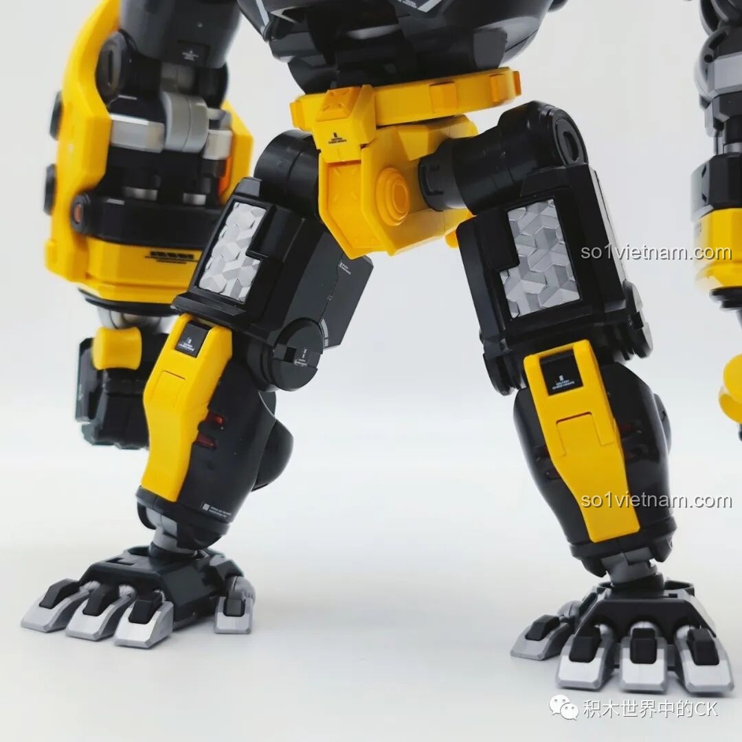 Cận cảnh chi tiết phần ngực của BLOKS HERO 85010