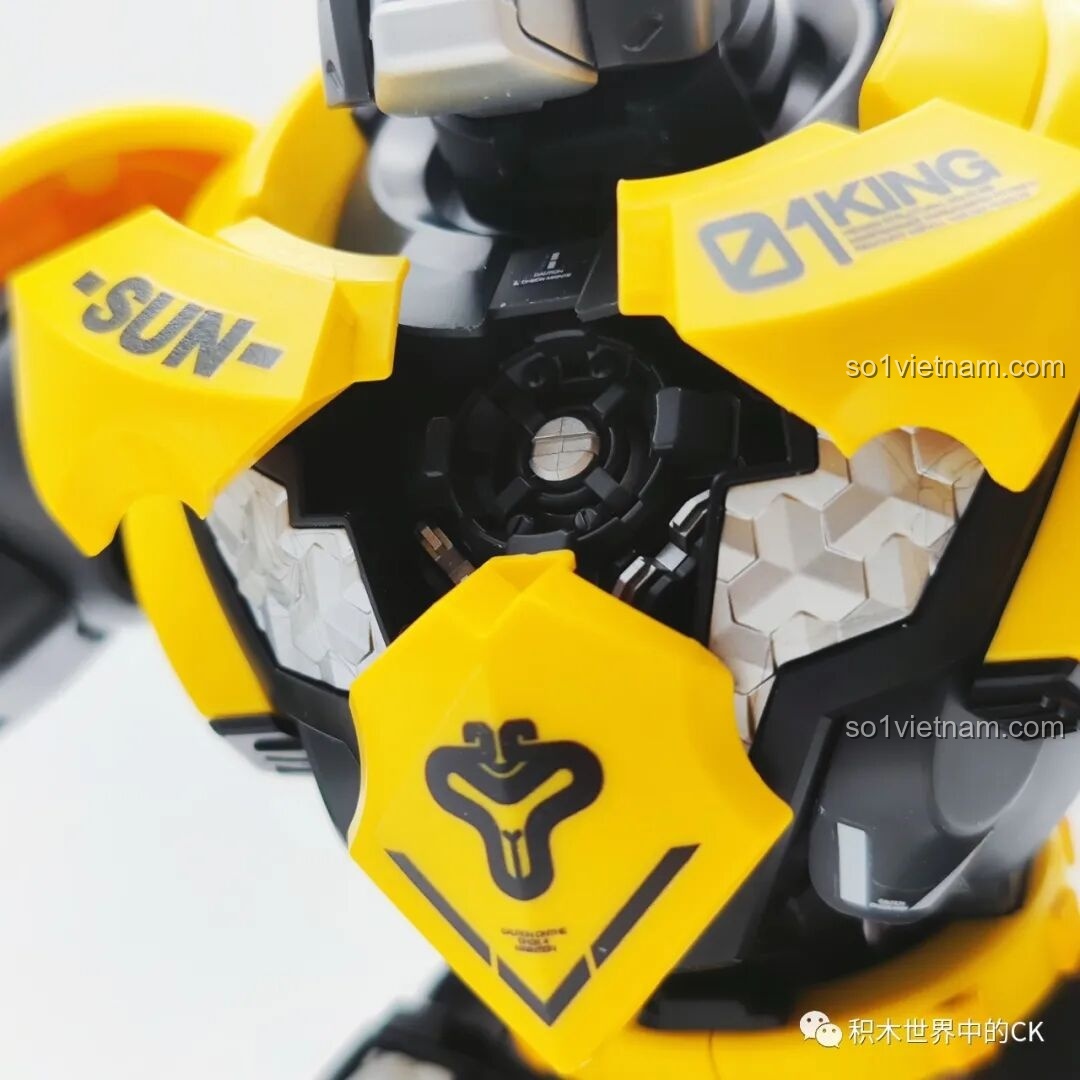 Cận cảnh vũ khí của BLOKS HERO 85010 nhìn từ bên cạnh