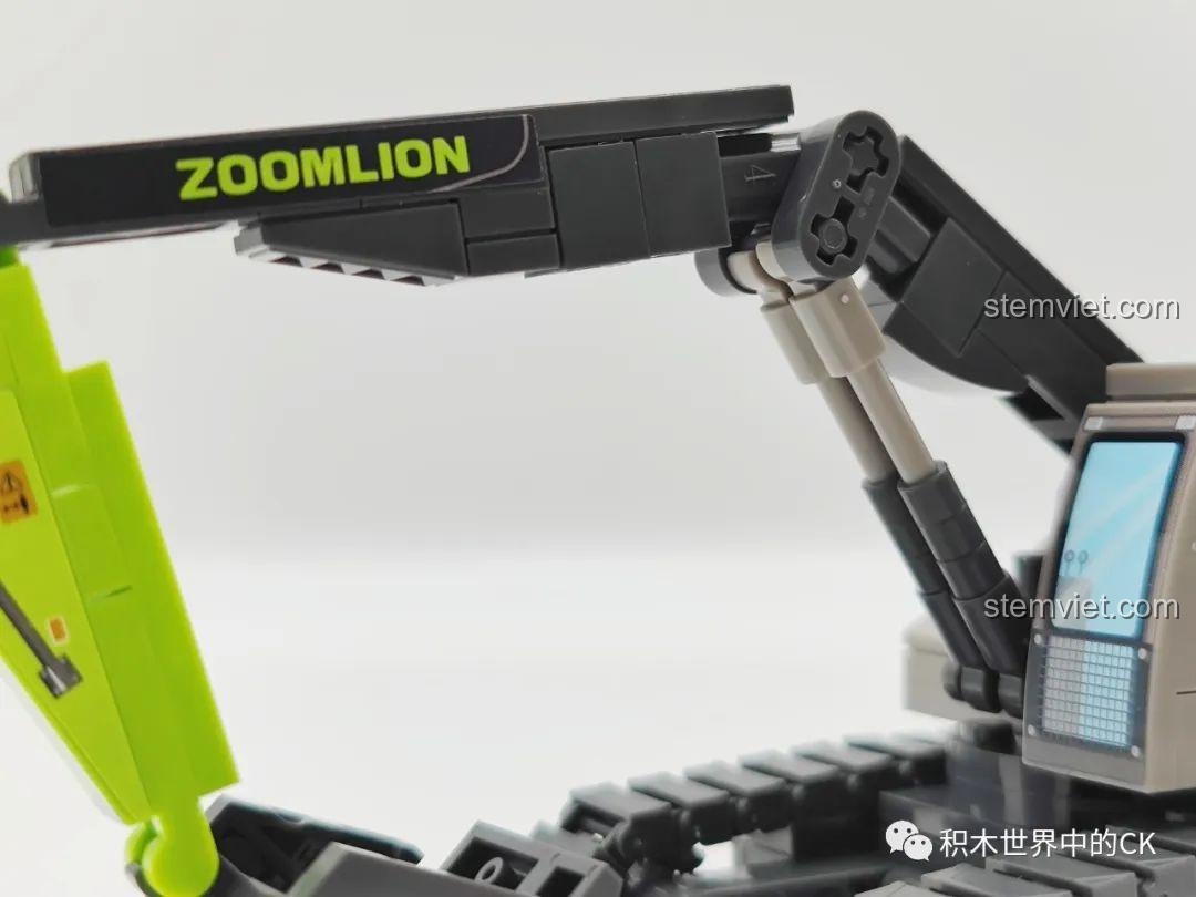 Bộ sưu tập 4 mô hình xe công trình SEMBO x Zoomlion đã hoàn thành, bao gồm xe trộn bê tông, xe cẩu, xe ủi, xe xúc đất, trưng bày đẹp mắt.