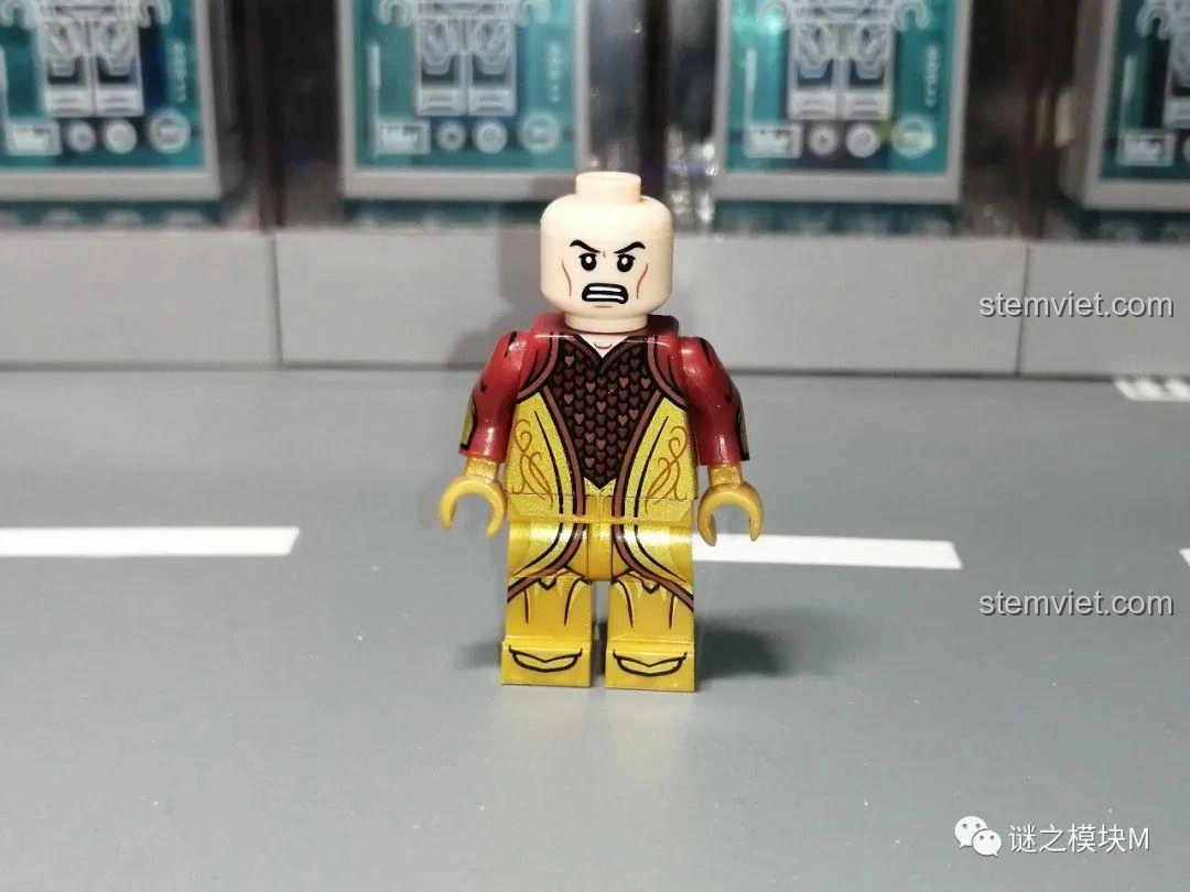 Chi tiết in ấn trên thân minifigure Tinh Linh KORUIT KT1050, họa tiết vàng trên nền đỏ.