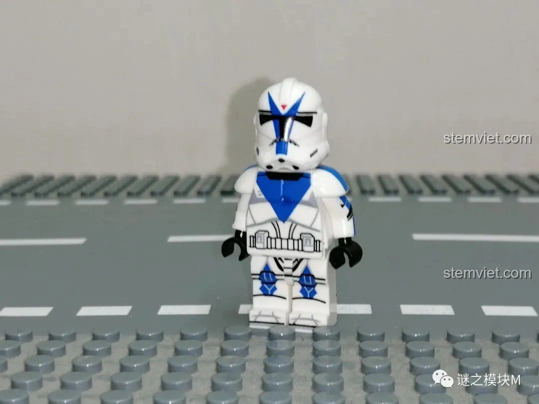 Ảnh cận cảnh mặt trước minifigure 501st Legion Dogma từ bộ XINH X0300, với giáp xanh trắng và chi tiết in ấn đặc trưng - Bộ 8 Minifigure Lính Quân Đoàn Star Wars XINH X0300 giá bình dân.