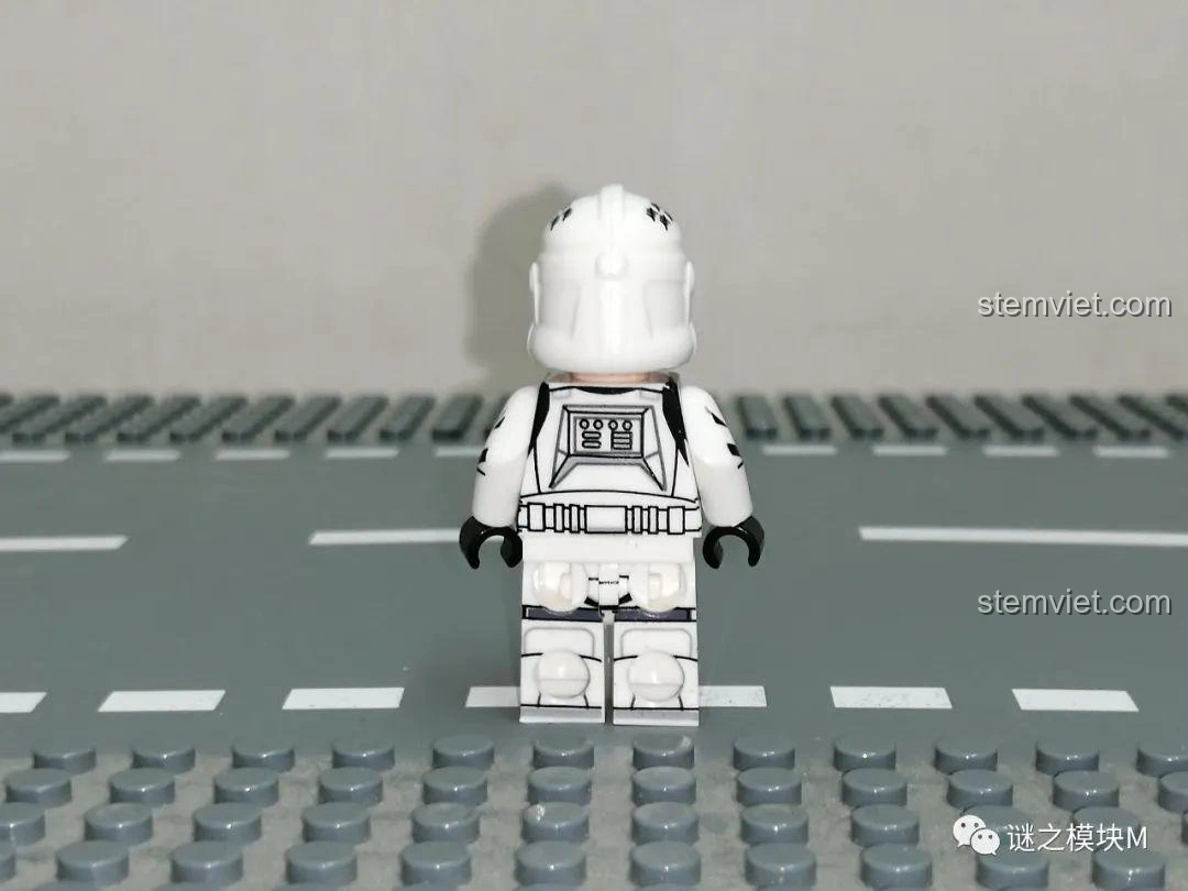 Ảnh cận cảnh mặt bên minifigure 501st Legion Sergeant từ bộ XINH X0300, cho thấy chi tiết in ấn ở tay và hông - Bộ 8 Minifigure Lính Quân Đoàn Star Wars XINH X0300 giá bình dân.