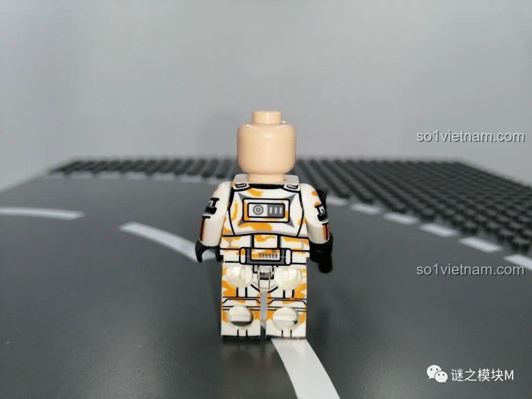 Minifigure Clone Trooper Boil trong bộ XINH X0305, với bộ giáp cam nổi bật.