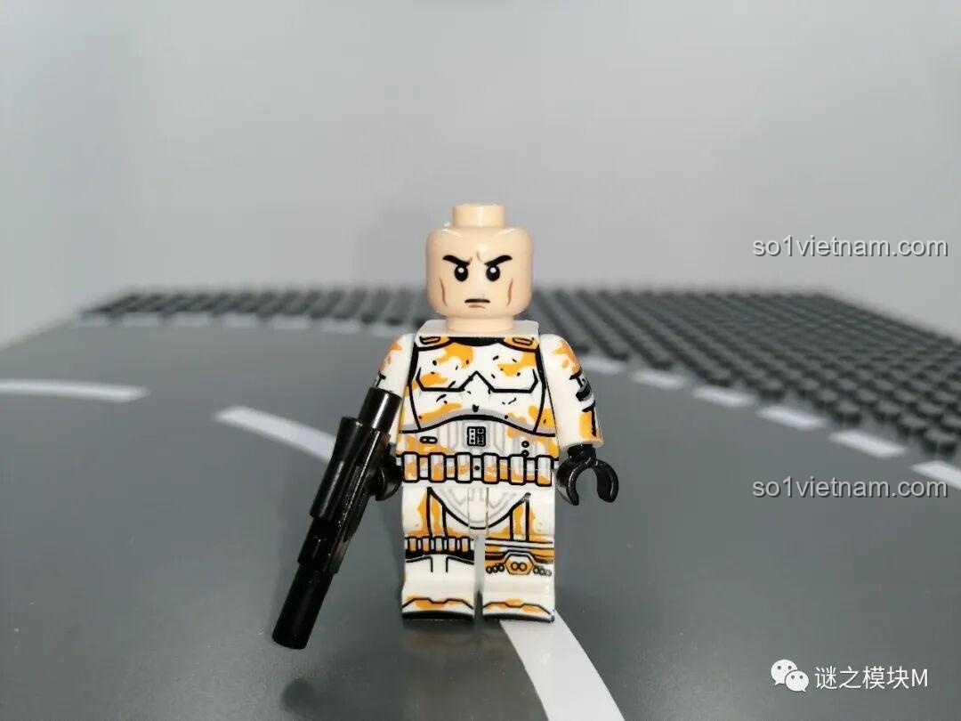 Minifigure Imperial Stormtrooper trong bộ XINH X0305, biểu tượng của Đế chế Thiên hà.