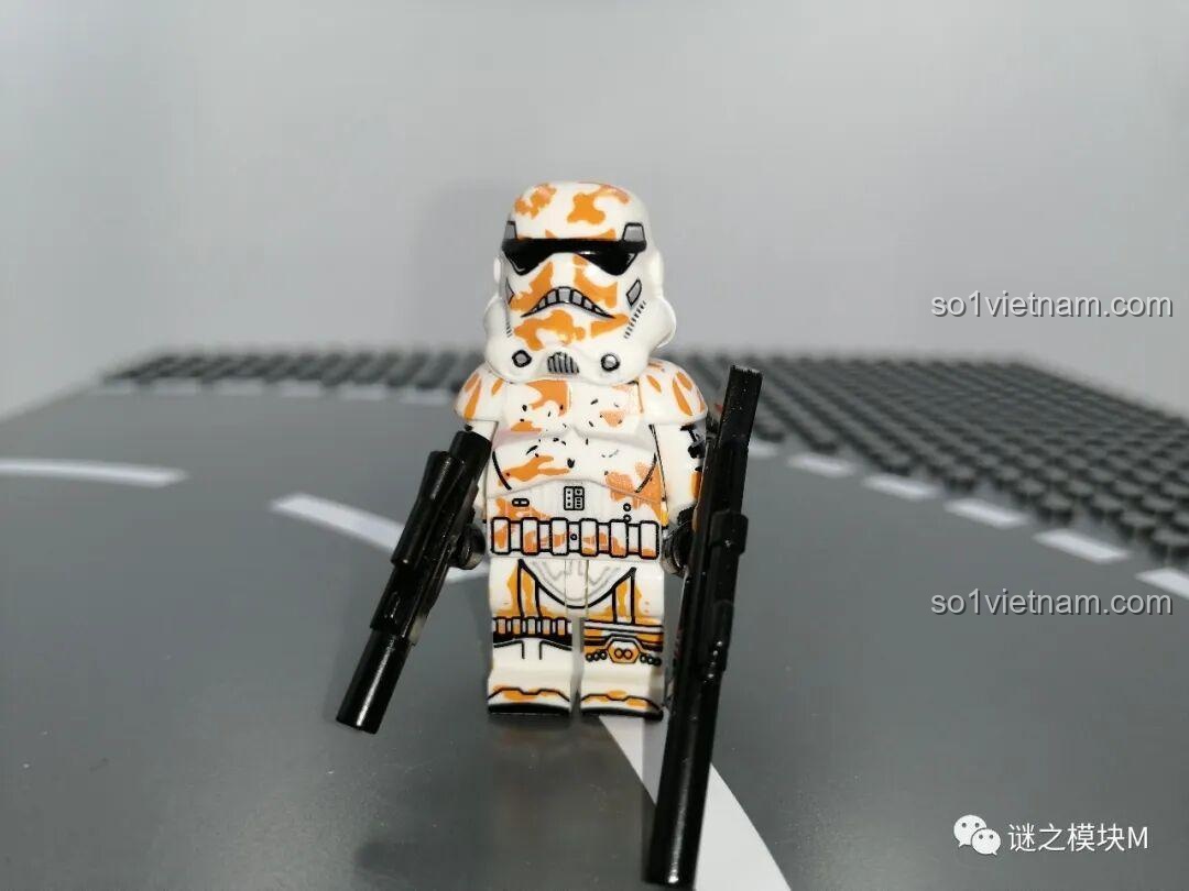 Minifigure Shadow Trooper trong bộ XINH X0305, với bộ giáp đen tuyền bí ẩn và vũ khí.