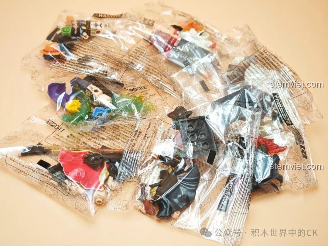 Các nhân vật One Piece trong bộ XINH X0353 được đóng gói trong các túi nilon riêng biệt, sẵn sàng để lắp ráp.