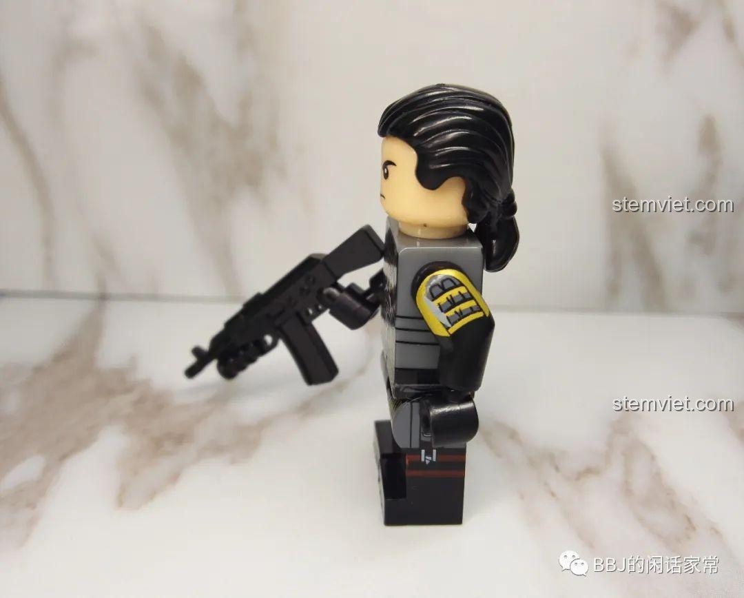 Mô hình Atom từ phía sau, khoe chi tiết trang phục.