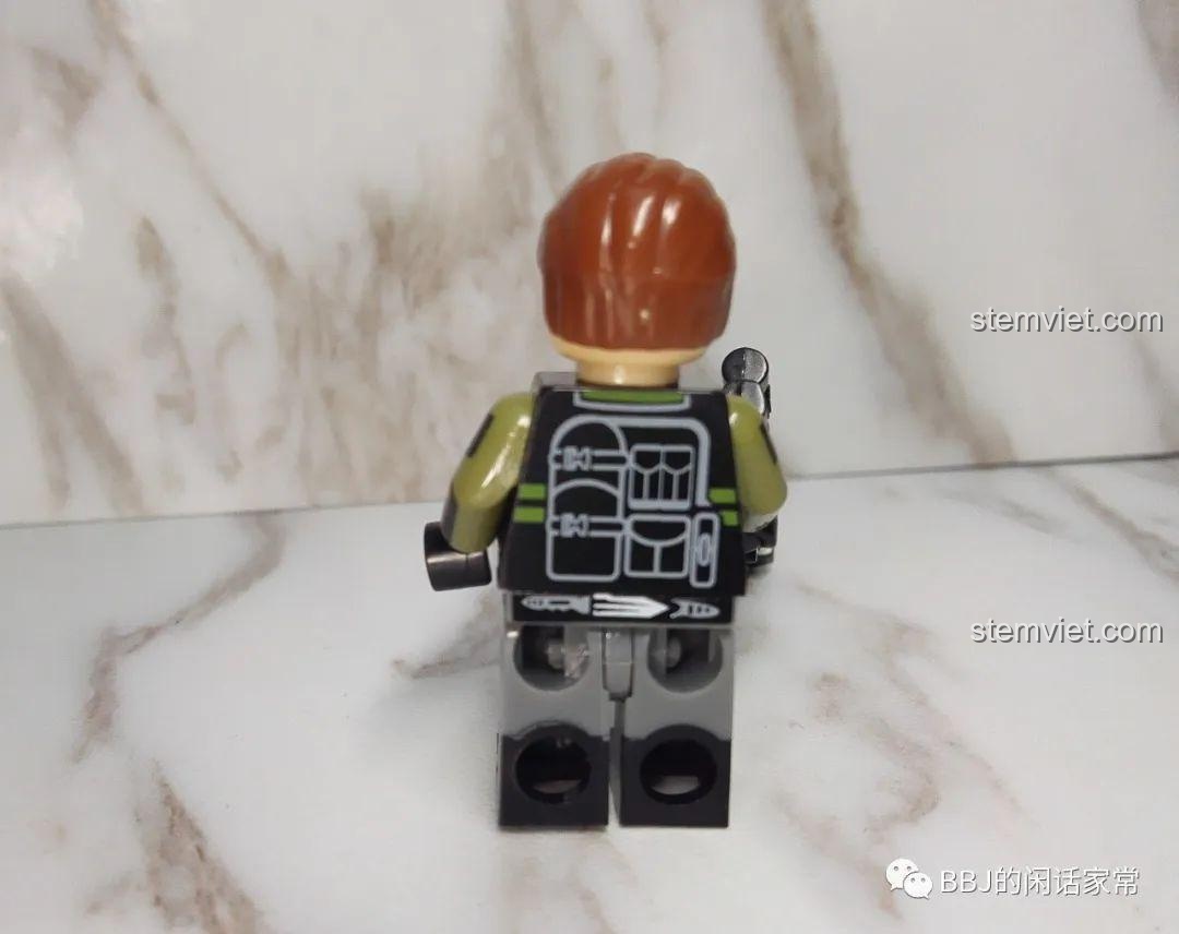 Mô hình Firestorm từ phía sau, khoe chi tiết trang phục.