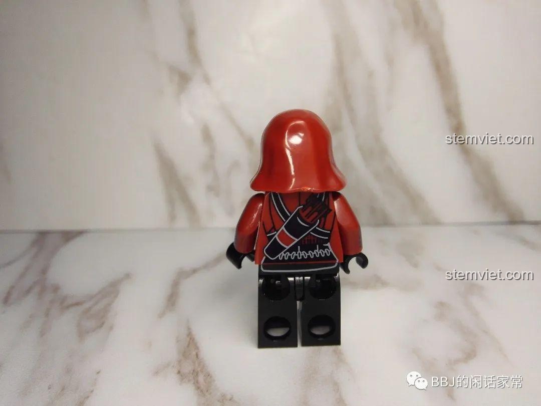 Mô hình Huntress từ góc nghiêng, khoe chi tiết trang phục và mũ trùm đầu.