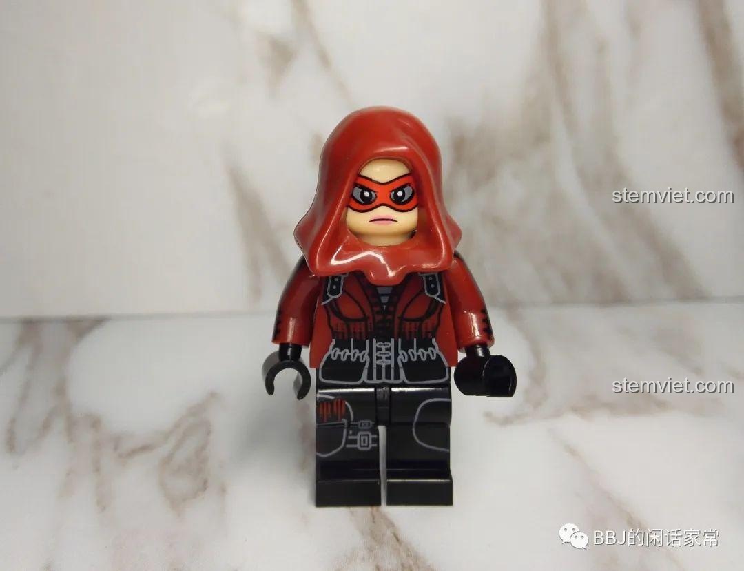 Mô hình Huntress trong bộ XINH X0179, với trang phục đỏ đen và mũ trùm đầu.