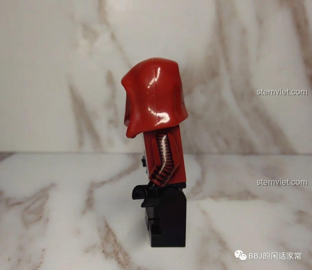 Mô hình Prometheus trong bộ XINH X0179, với trang phục đen và mũ trùm đầu.