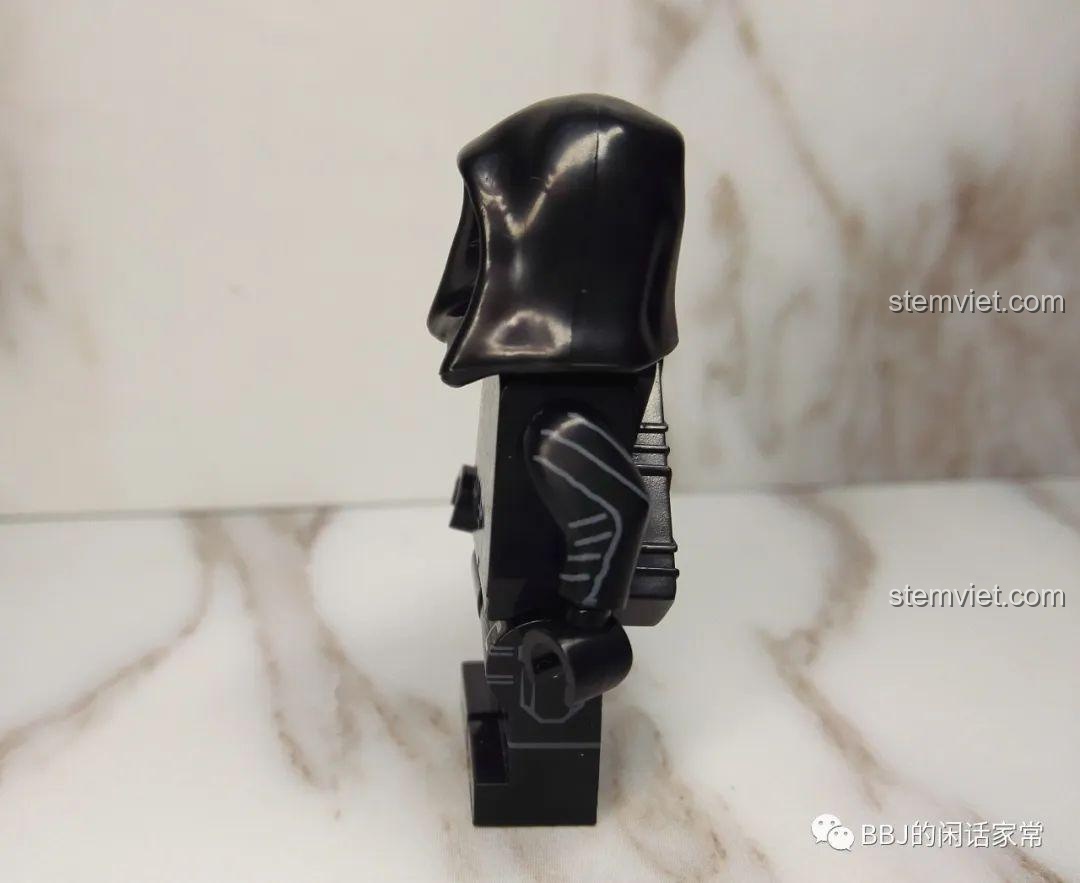 Mô hình Slipknot từ phía sau, khoe chi tiết trang phục.