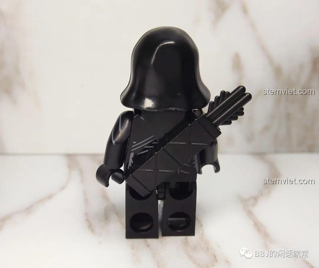 Mô hình Slipknot trong bộ XINH X0179, với trang phục đen và mũ trùm đầu.