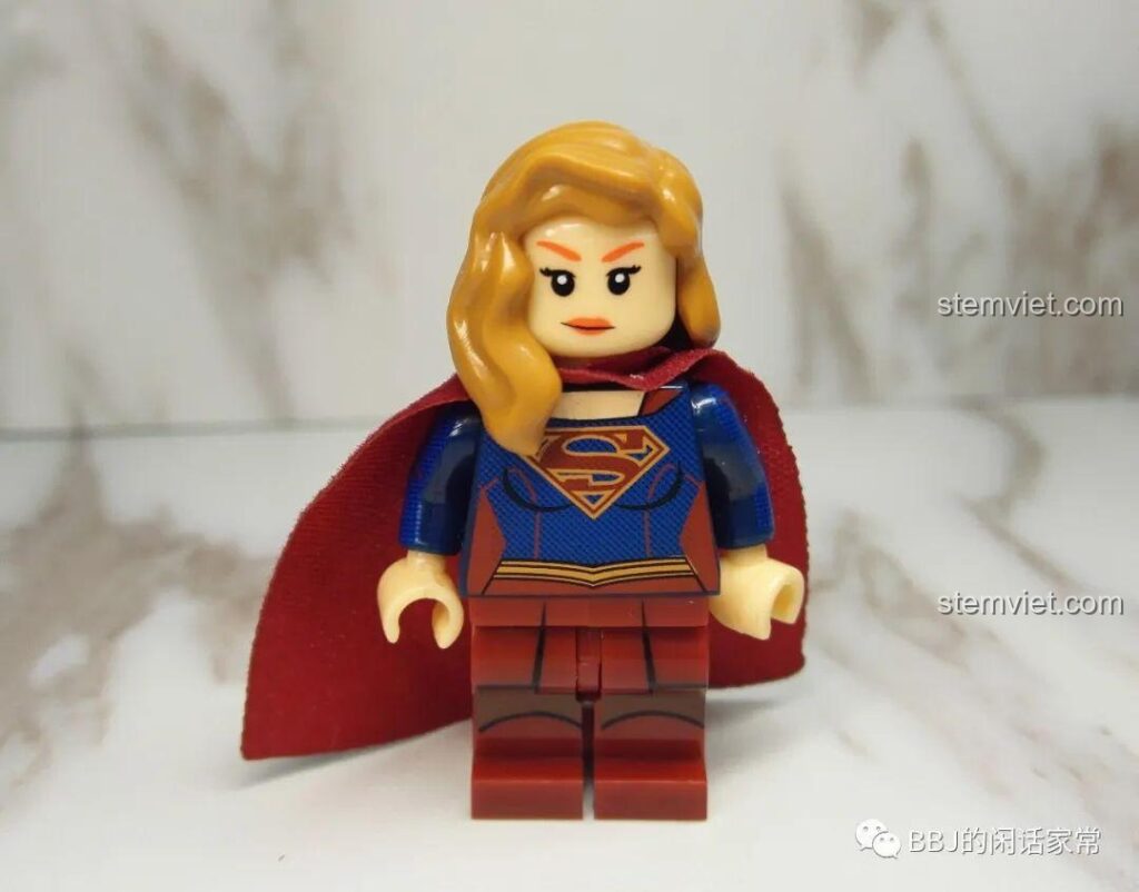 Mô hình Supergirl (Siêu Nữ) trong bộ XINH X0179, với trang phục xanh đỏ đặc trưng và áo choàng đỏ.