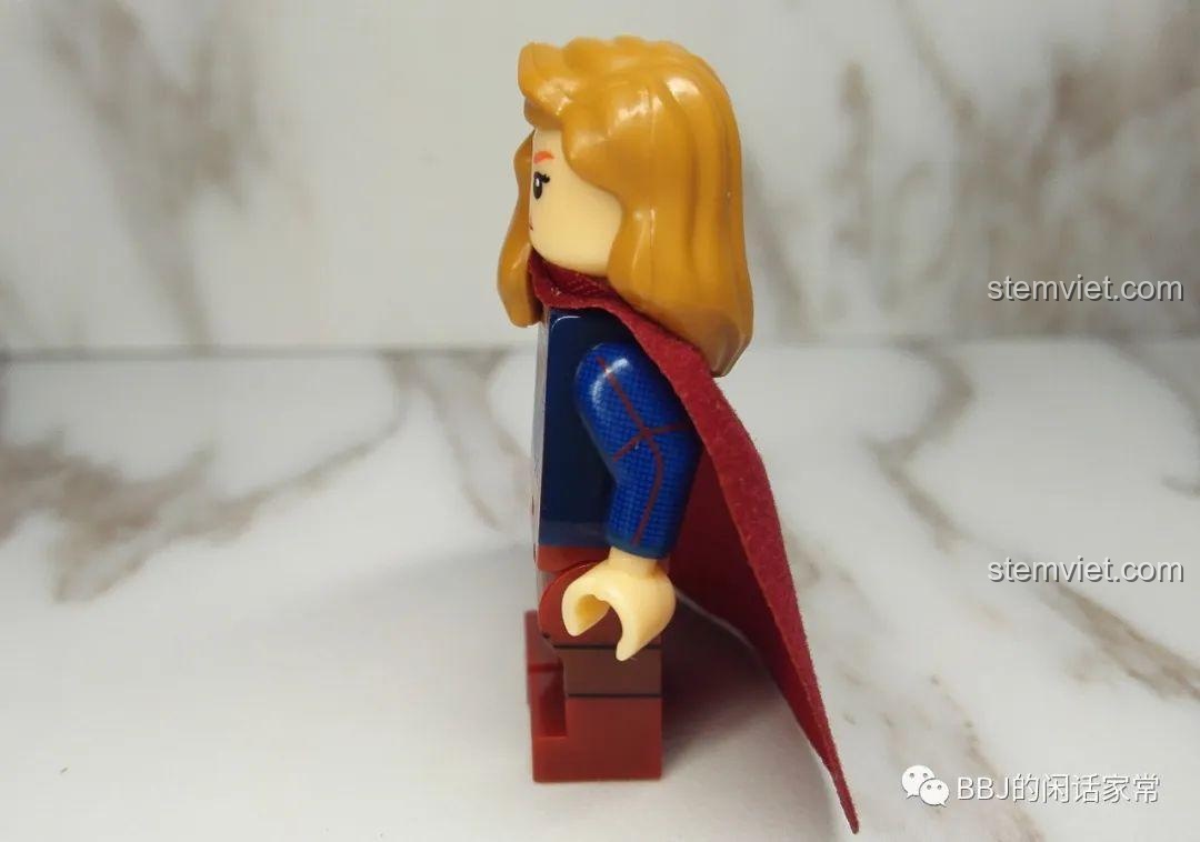 Cận cảnh mô hình Supergirl (Siêu Nữ) từ góc nghiêng, khoe trọn thiết kế trang phục và áo choàng.