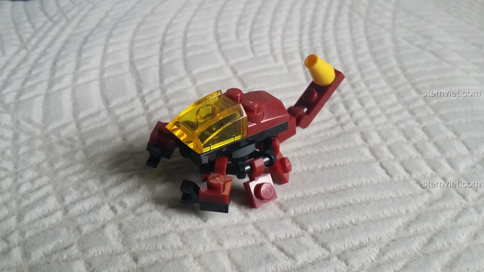 Toàn bộ bộ ba đồ chơi lắp ráp GUDI Earth Border 8223, 8224, 8226 đã hoàn thành, cùng các phụ kiện và minifigure.