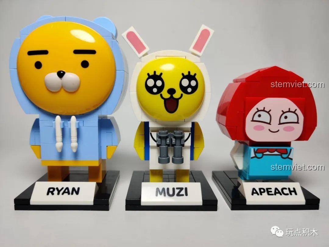 Ba mô hình GUDI Kakao Friends Ryan, Muzi và Apeach được trưng bày cạnh nhau.
