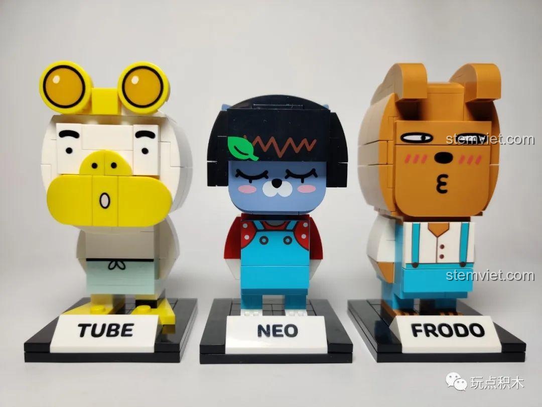 Ba mô hình GUDI Kakao Friends Tube, Neo và Frodo được trưng bày cạnh nhau.