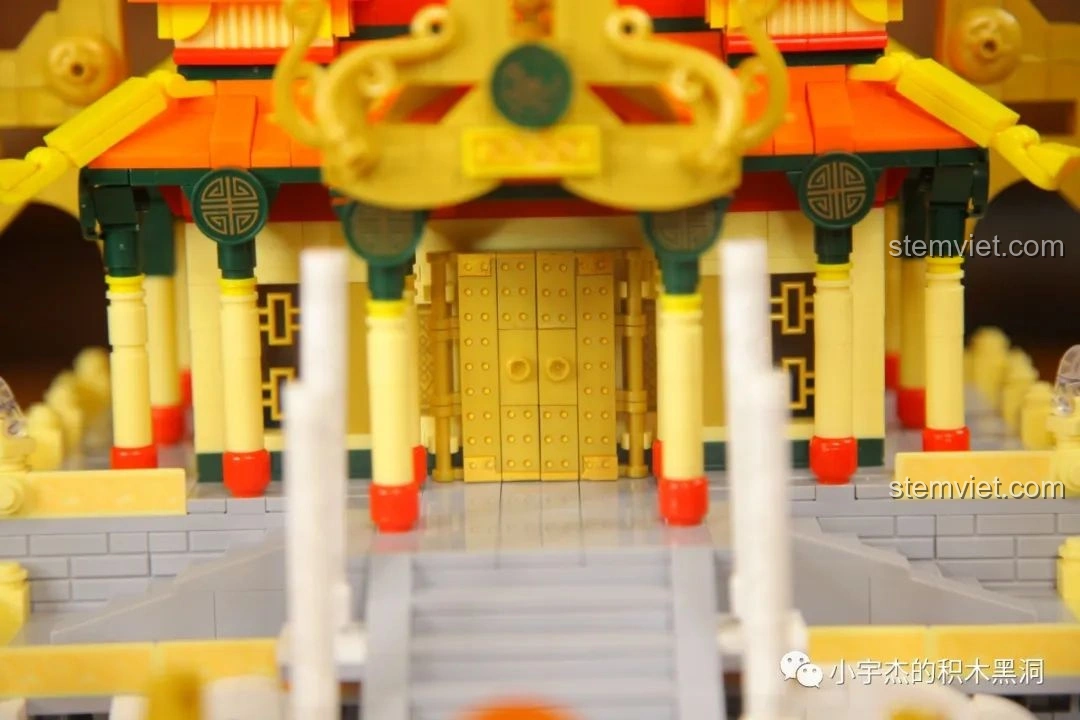 Bộ ba mô hình kiến trúc cổ phong của Sluban: Quảng Hàn Cung, Bồng Lai Tiên Cảnh và Vân Tiêu Bảo Điện, trưng bày cùng nhau.