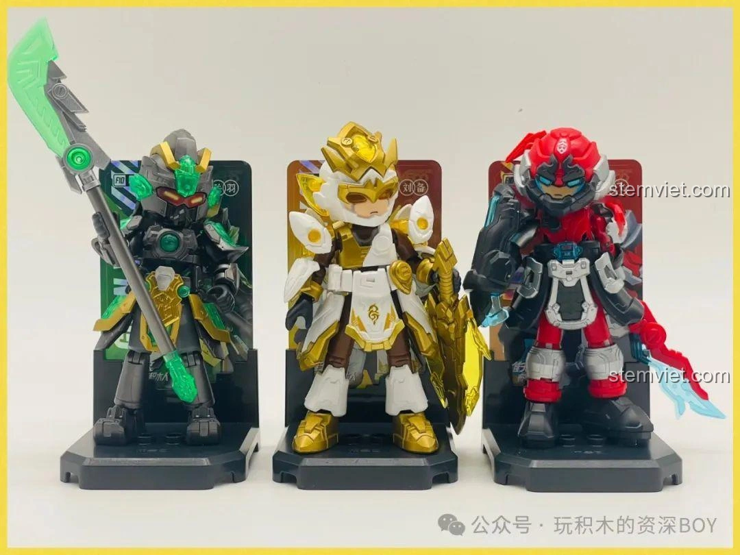 Bộ ba mô hình Lưu Bị, Quan Vũ, Trương Phi của BLOKEES tạo dáng trên đế trưng bày.