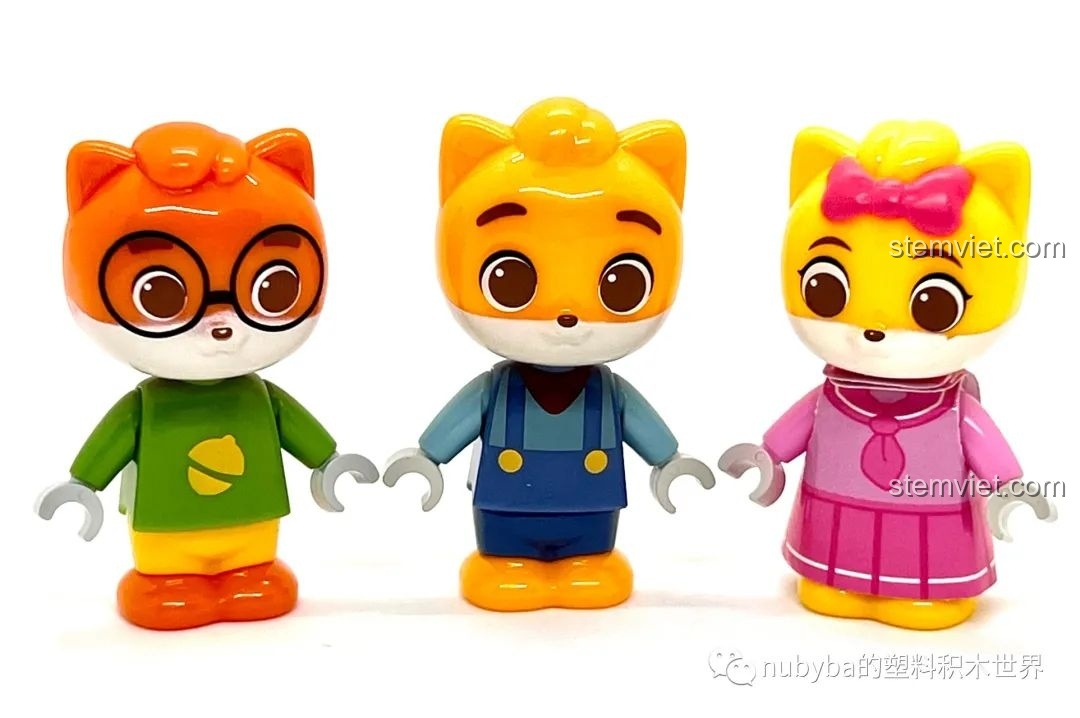 Ba minifigure Sóc Tiểu Tiện, Sóc Tiểu Khốc và Sóc Tiểu Mỹ đứng cạnh nhau, hoàn thiện bộ sưu tập JAKI Ba Chú Sóc.
