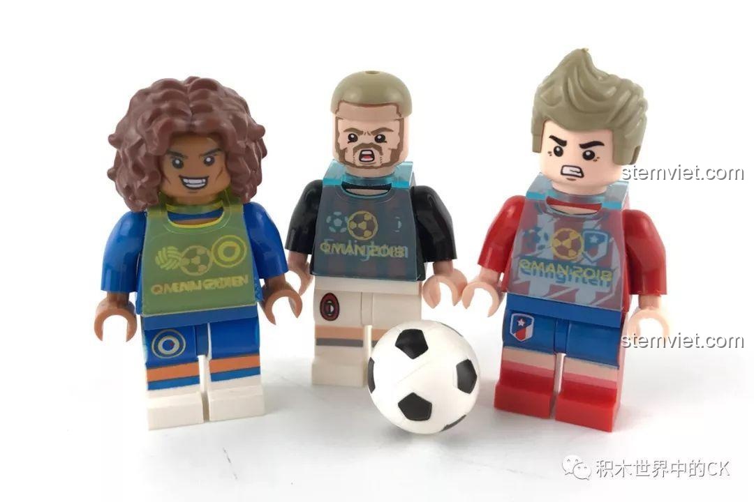 Bộ ba minifigures Griezmann, David Luiz, Bonucci cùng trái bóng trong bộ QMAN 3004 Mecha bóng đá.