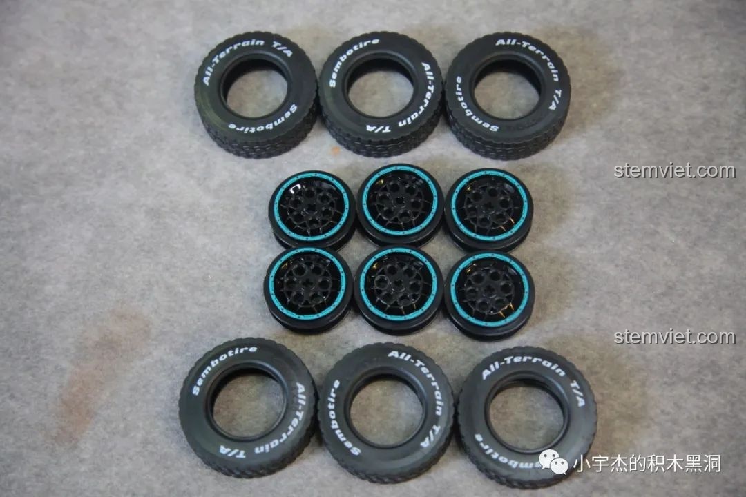 Bộ lốp và la-zăng độc đáo của xe bán tải SEMBO 715006, lốp có in chữ.