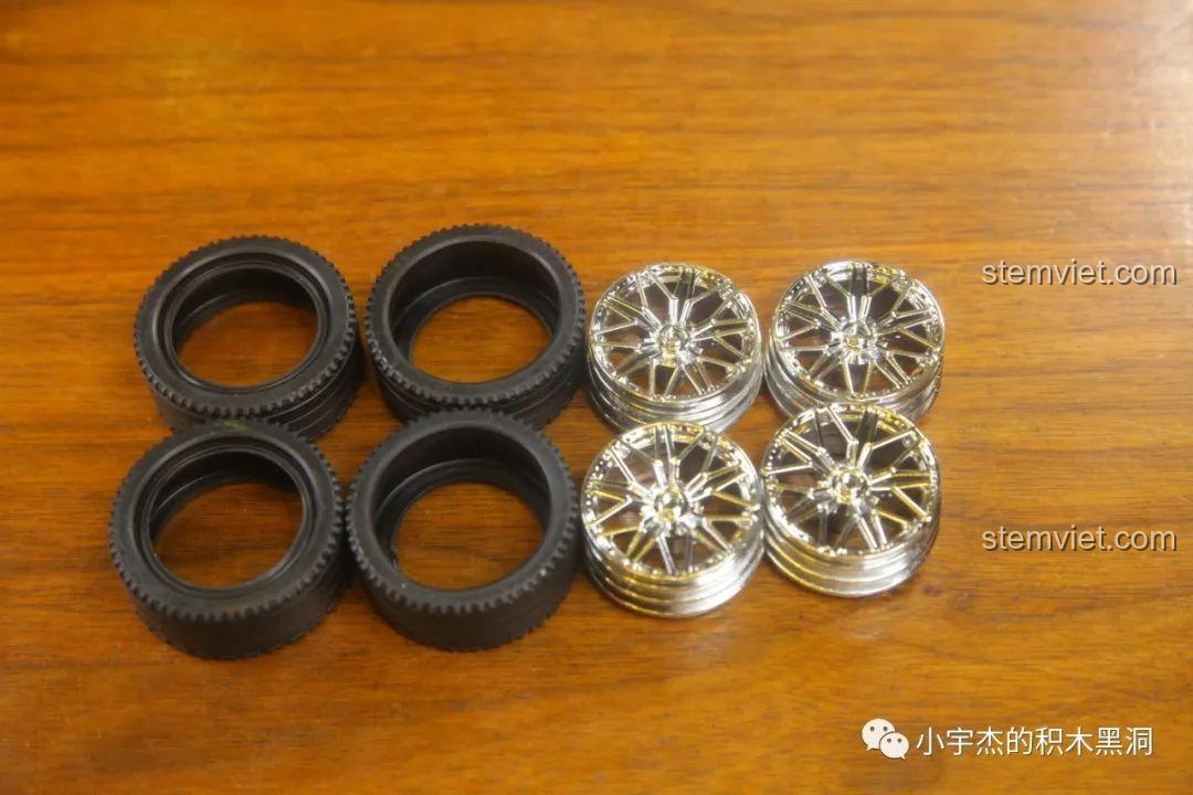 Bộ bốn bánh xe của mô hình KBOX 10213, với vành xe mạ bạc sáng bóng và lốp cao su chất lượng cao.