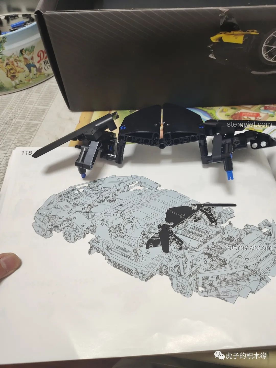 Bộ bốn bánh xe của mô hình Lamborghini Centenario 1:8 Meteor với lốp cao su và mâm xe mạ crôm sáng bóng, chất lượng cao.