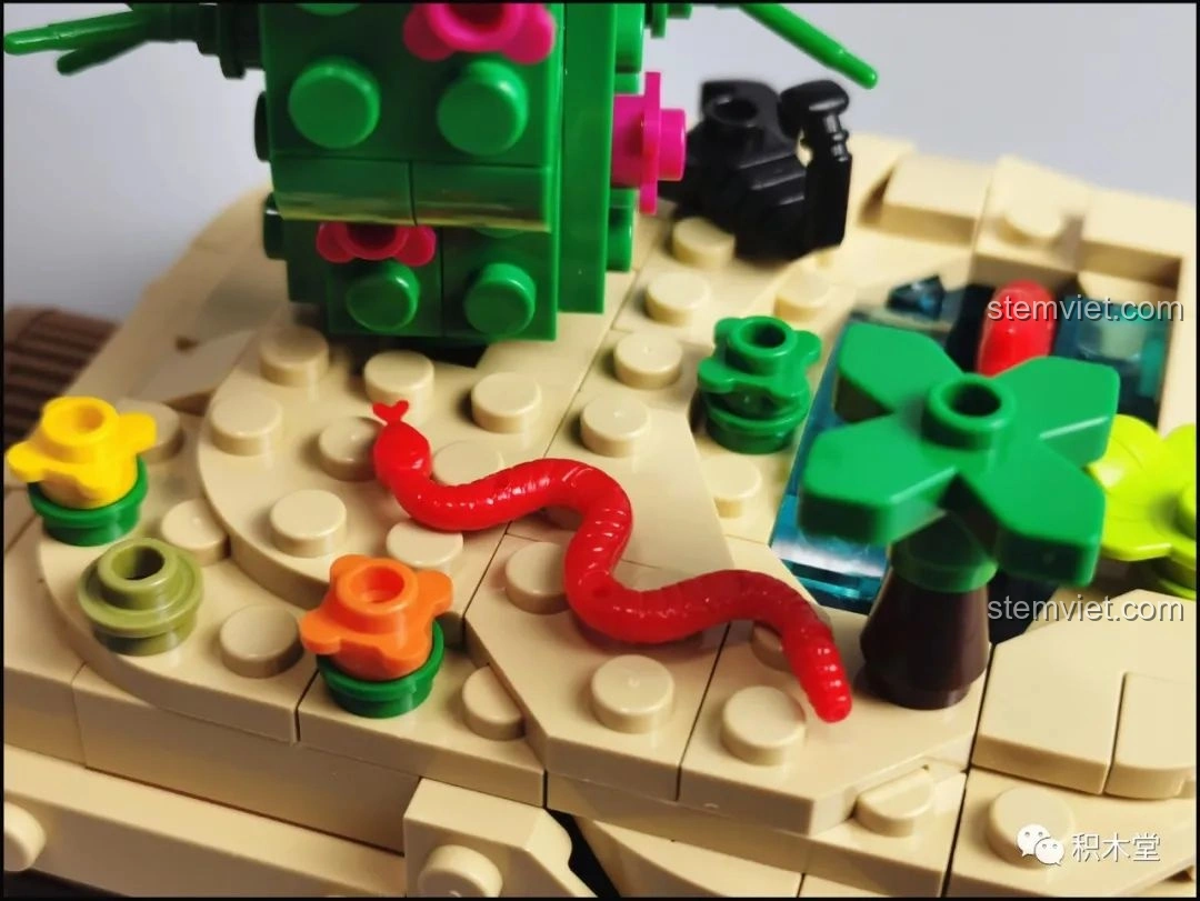 Cận cảnh bọ cạp đen và xương bò trắng trong bộ lắp ráp Pantasy Joyside 61002 cảnh quan sa mạc.