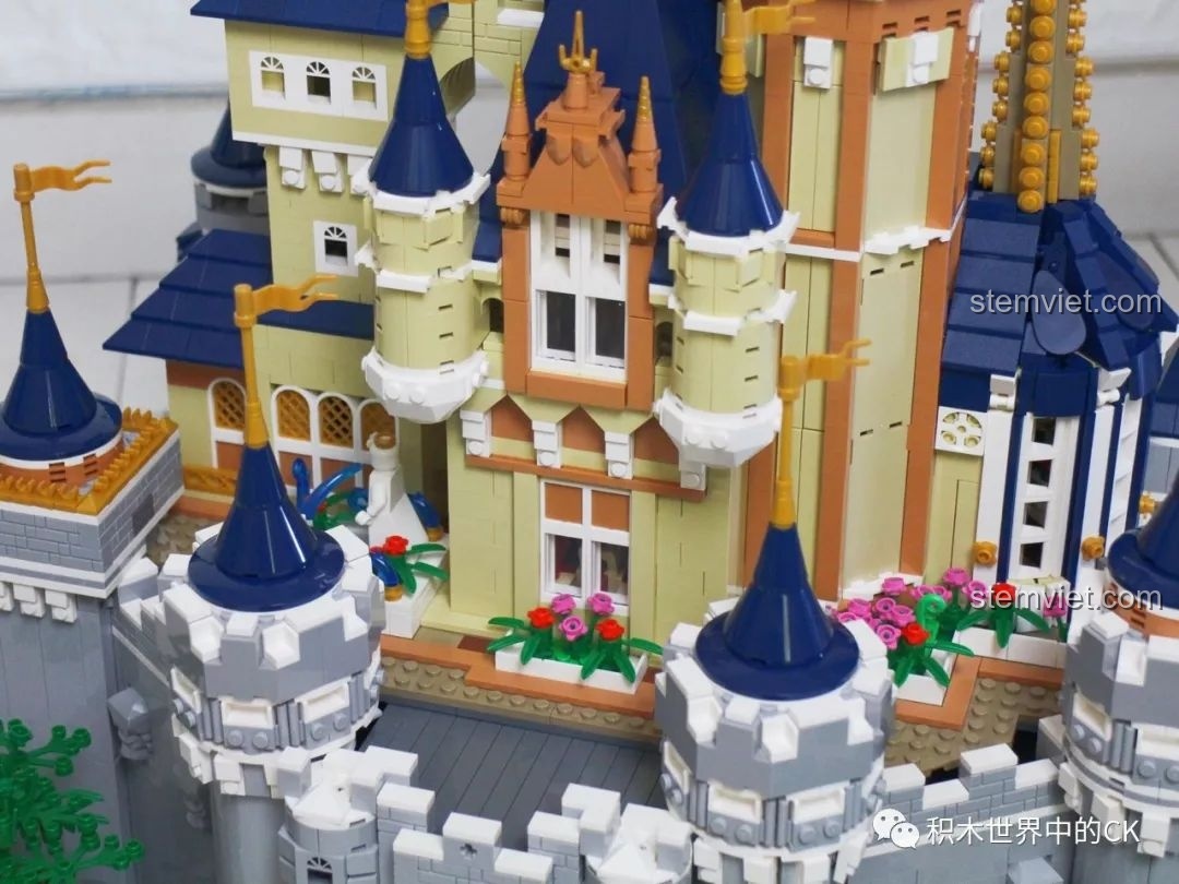 Bố cục kiến trúc đa dạng của bộ lắp ráp Tòa lâu đài nguy nga với các tháp tròn và khối nhà vuông.