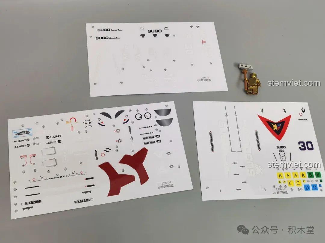 Bộ decal UV đi kèm trong bộ đồ chơi Xe Đua Asurada G.S.X cho con trai từ 8 tuổi, mang lại vẻ ngoài chuyên nghiệp.