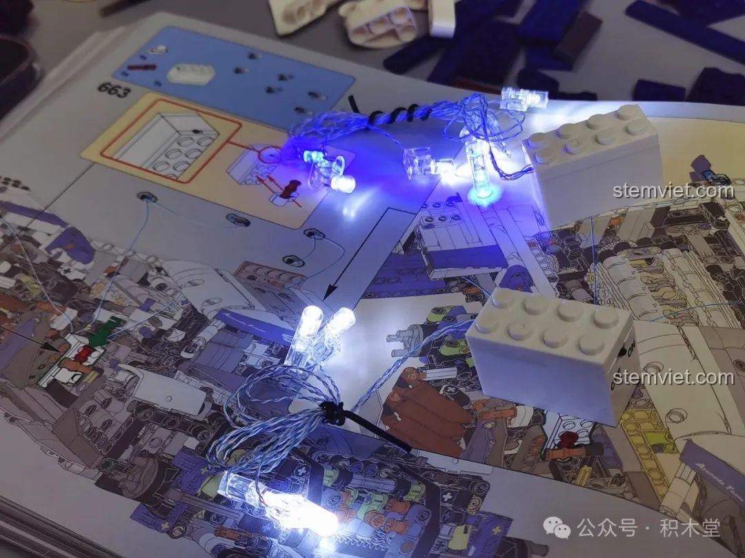 Hai bộ đèn LED đi kèm trong đồ chơi xây dựng Xe Đua Asurada G.S.X Tuole siêu tiết kiệm, giúp mô hình thêm sống động.