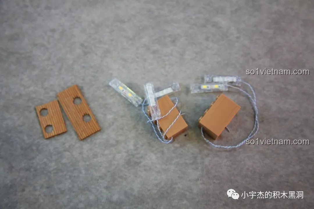 Cận cảnh bộ đèn LED đi kèm trong đồ chơi lắp ráp inbrixx 880018 Ngôi Nhà Nhật Bản Kumamon, sẵn sàng thắp sáng mô hình.