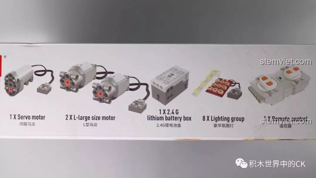 Trọn bộ linh kiện điện tử của Mould King 13070: động cơ, servo, hộp pin, đèn LED và tay cầm điều khiển từ xa.