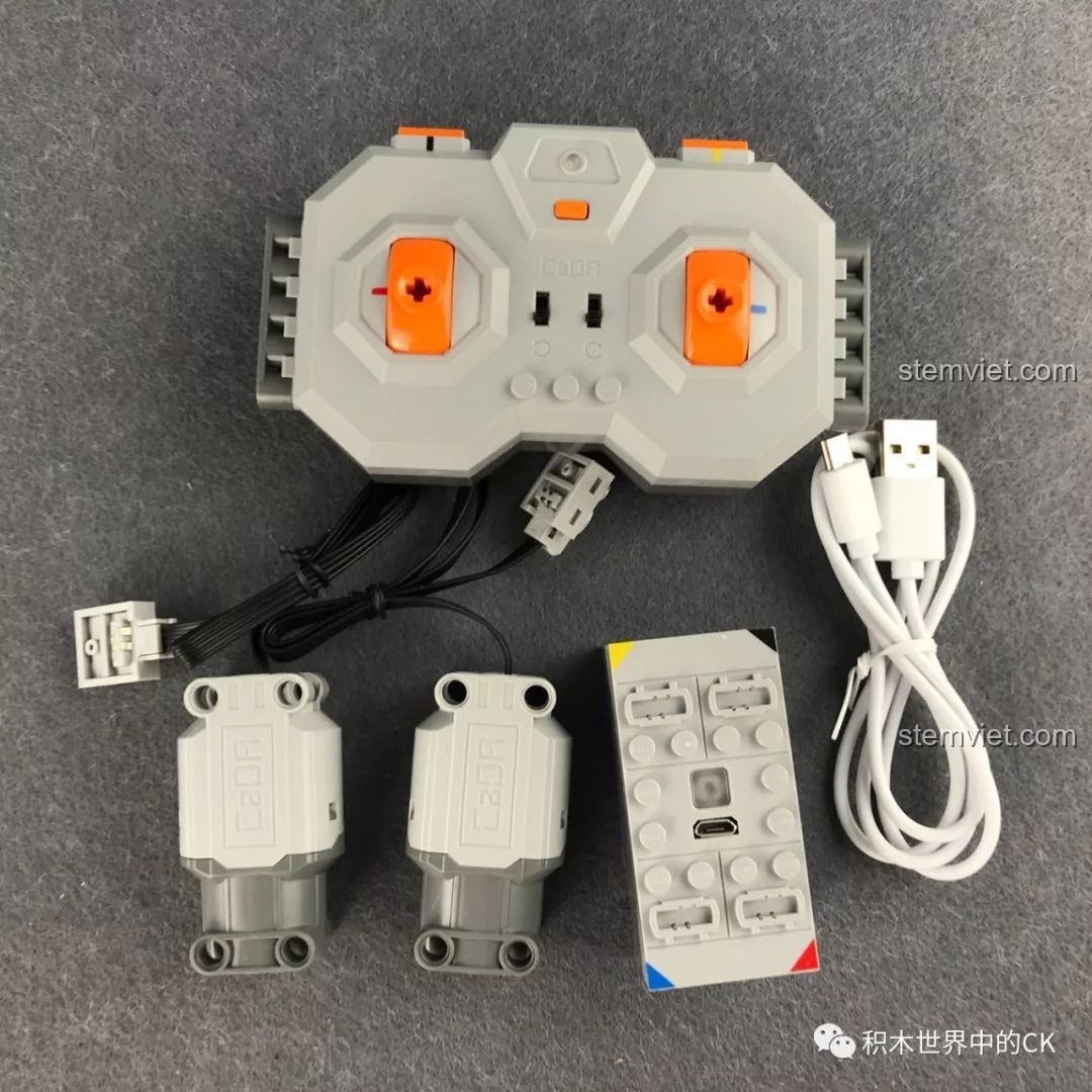 Cận cảnh bộ động cơ và điều khiển từ xa của mô hình máy xúc CaDA C51057, trái tim của cỗ máy công trường mạnh mẽ.