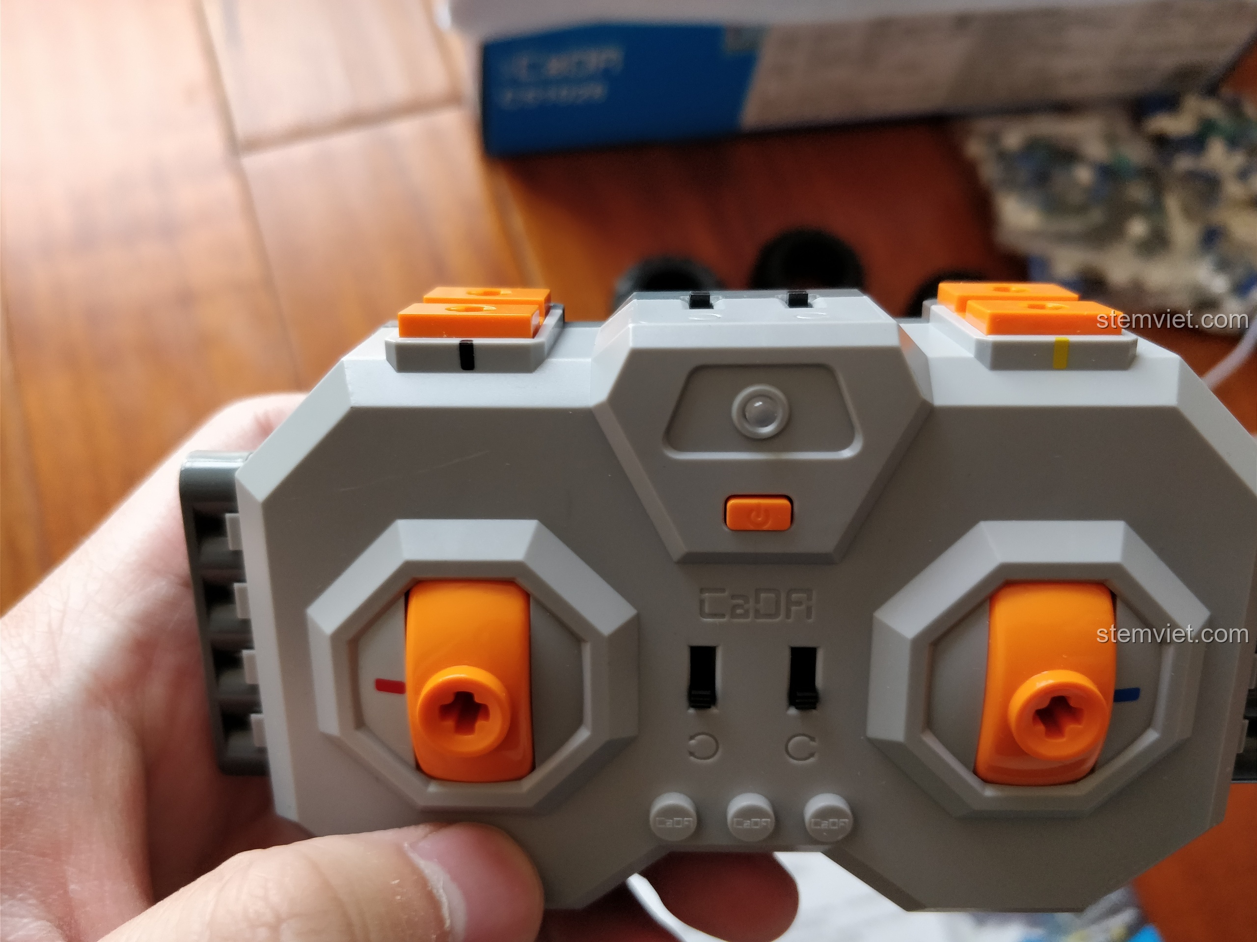 Bộ điều khiển từ xa 2.4GHz của bộ đồ chơi CaDA 51028, thiết kế chắc chắn và dễ sử dụng.