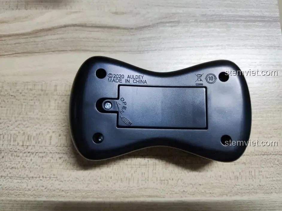 Mặt sau của bộ điều khiển từ xa đi kèm bộ lắp ráp Xe Tăng Merkava WISE BLOCK HA389123, có nắp pin.