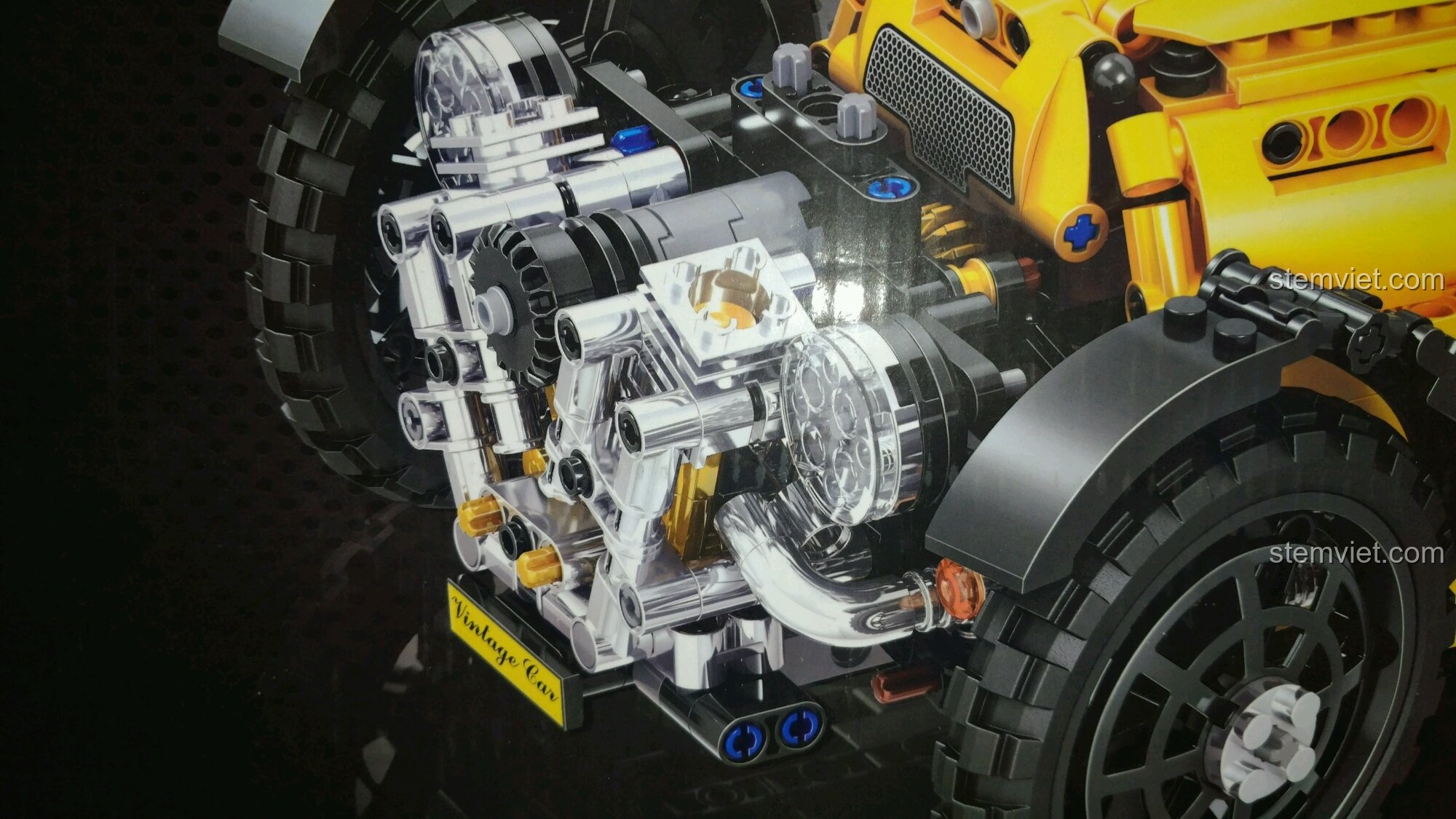 Cận cảnh động cơ trên hộp bộ đồ chơi 065, với vẻ ngoài sáng bóng như kim loại.