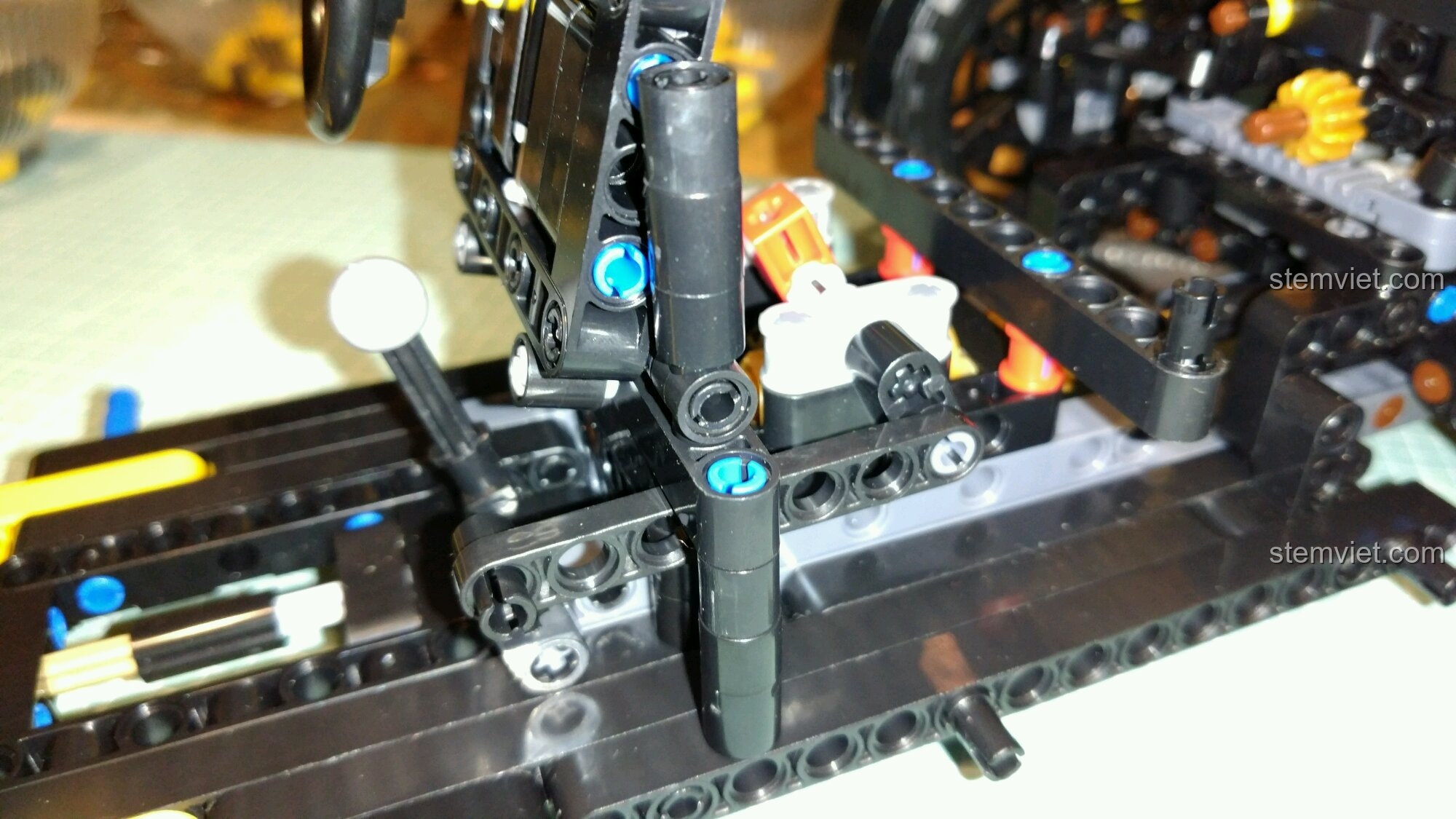 Ghế ngồi đã gắn vào khung gầm của bộ đồ chơi 065, tạo không gian nội thất.