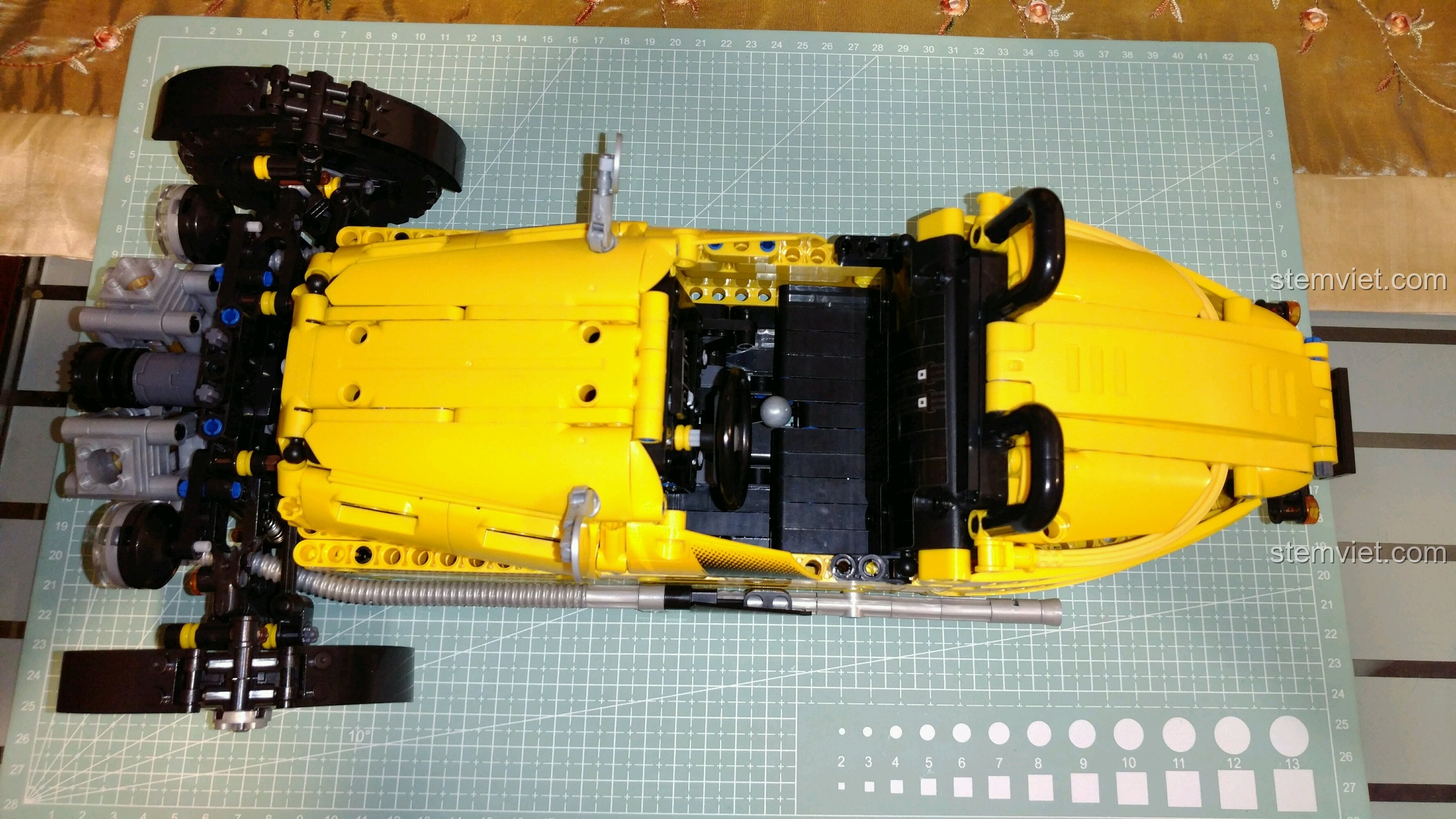 Mô hình hoàn chỉnh của bộ đồ chơi 065 từ góc nhìn phía trước.